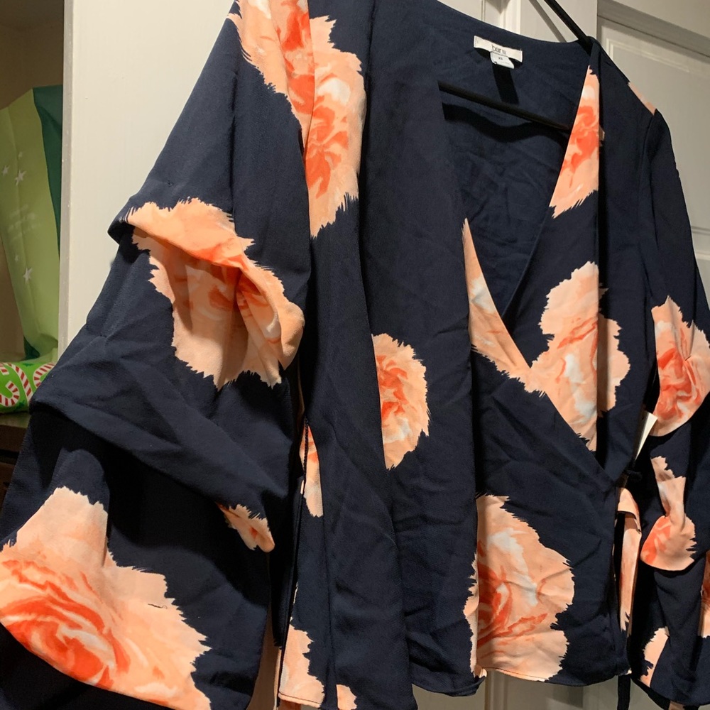 NWT Macys Bar lll wrap front floral blouse navy pink size XS 💗 - Picture 5 of 8